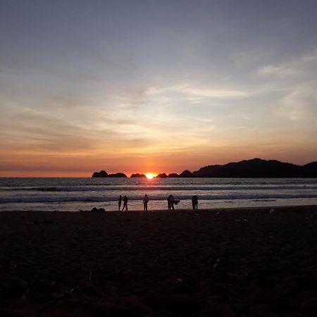 Ferienwohnung Big Daddy'S Surfcamp Pasanggaran Exterior foto
