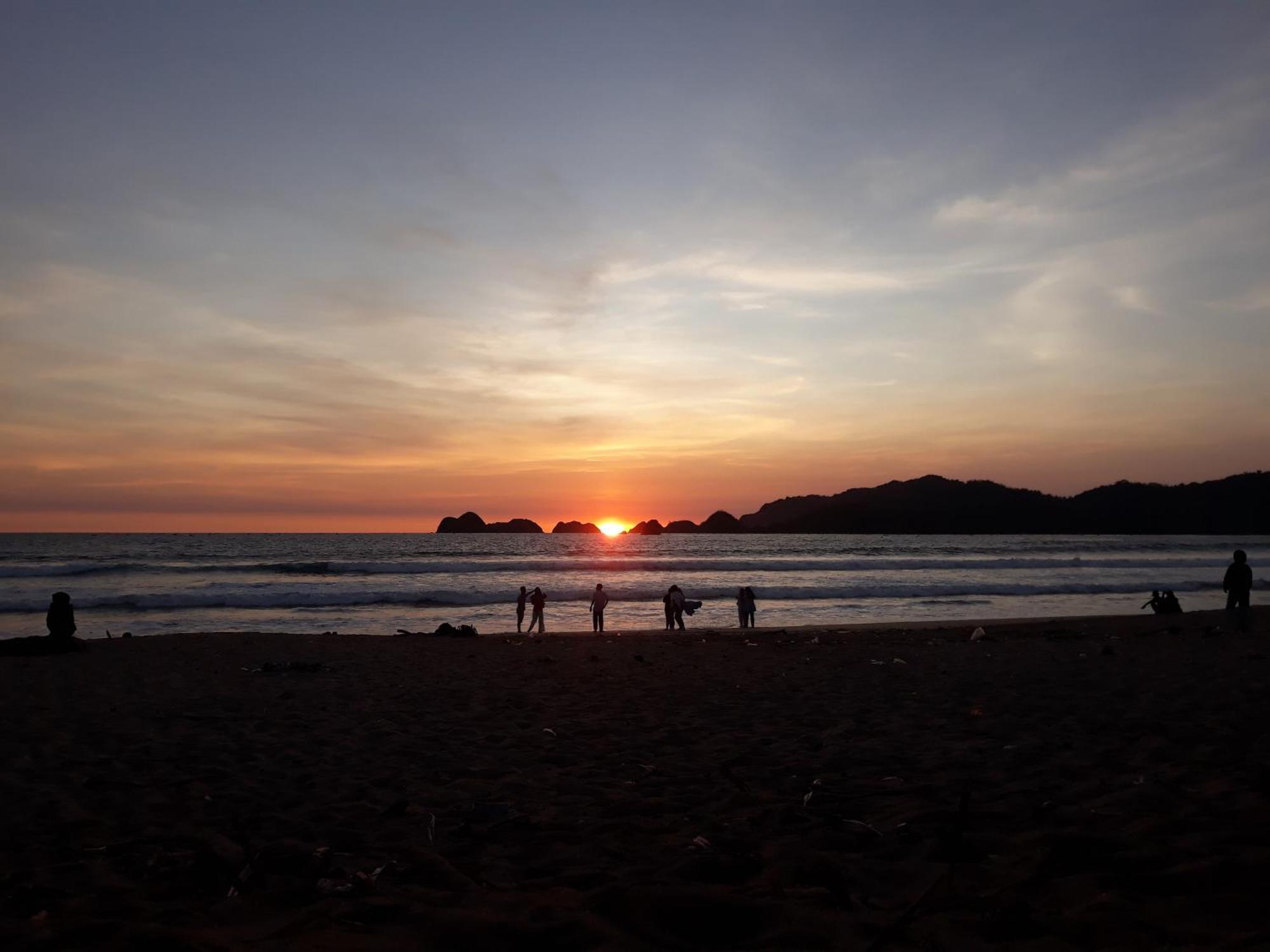 Ferienwohnung Big Daddy'S Surfcamp Pasanggaran Exterior foto