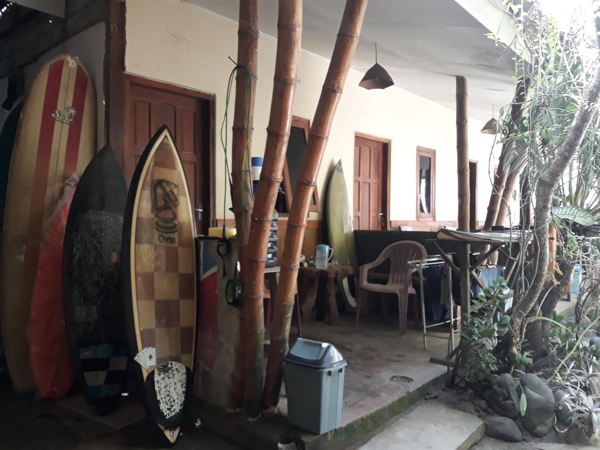 Ferienwohnung Big Daddy'S Surfcamp Pasanggaran Exterior foto